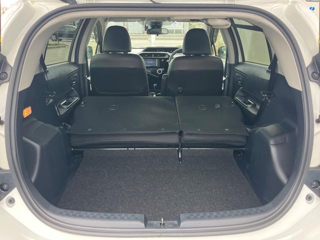 普段のお買い物や通勤、送迎等に十分な荷室スペースを確保しております。セカンドシートを倒すと、大きな荷物の積載も可能です♪