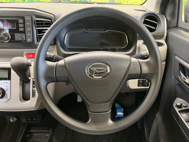 �C���e���A�ɍ��킹���f�U�C���̃X�e�A�����O�́A�^�]�������̂��Ƃ��l���A�^�]���₷���`��A�傫���ł��B�����x�A���ۂɐG���Ă��m���߂��������B