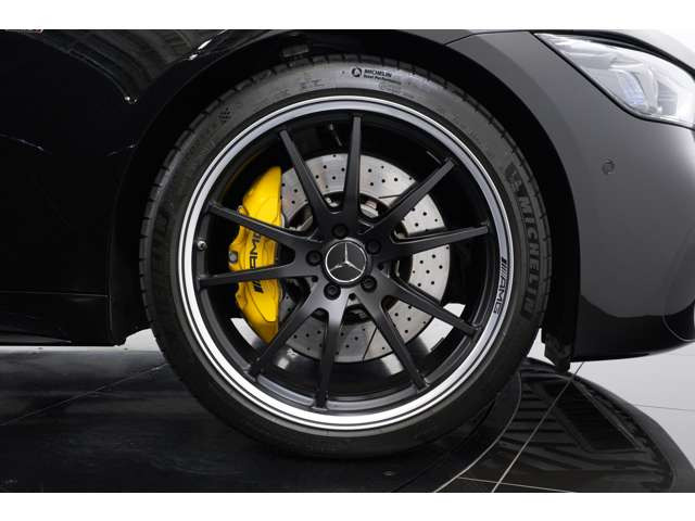 21�C���`��3�s�[�X���b�N�̃z�C�[����C63��Edition1�Ȃǂ�f�i�Ƃ�����f�U�C���ƂȂ��Ă���A�I�v�V�����ł���AMG�_�C�i�~�b�N�v���X�p�b�P�[�W�̐�p�����ƂȂ��Ă���܂��B