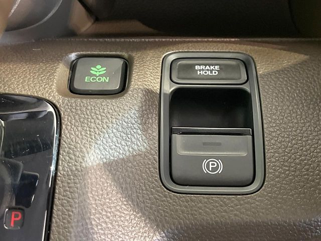 【オートブレーキホールド】信号待ちや渋滞で停車時にブレーキから足を離しても、停止状態を保持してくれます。前進するときはアクセルを踏めば自動で解除されるので安心♪街乗り運転が楽になります♪