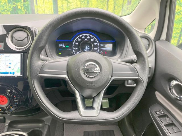�C���e���A�ɍ��킹���f�U�C���̃X�e�A�����O�́A�^�]�������̂��Ƃ��l���A�^�]���₷���`��A�傫���ł��B�����x�A���ۂɐG���Ă��m���߂��������B