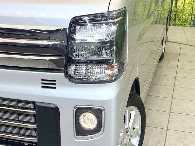 【LEDヘッドライト】悪天候や夜間走行時も良好な視界を確保し安心して運転できる高輝度LEDヘッドライトを装備!点灯速度が早く、消費電力も抑えられています。