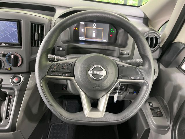 �C���e���A�ɍ��킹���f�U�C���̃X�e�A�����O�́A�^�]�������̂��Ƃ��l���A�^�]���₷���`��A�傫���ł��B�����x�A���ۂɐG���Ă��m���߂��������B