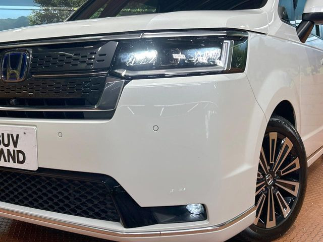 【LEDヘッドライト】悪天候や夜間走行時も良好な視界を確保し安心して運転できる高輝度LEDヘッドライトを装備!点灯速度が早く、消費電力も抑えられています。
