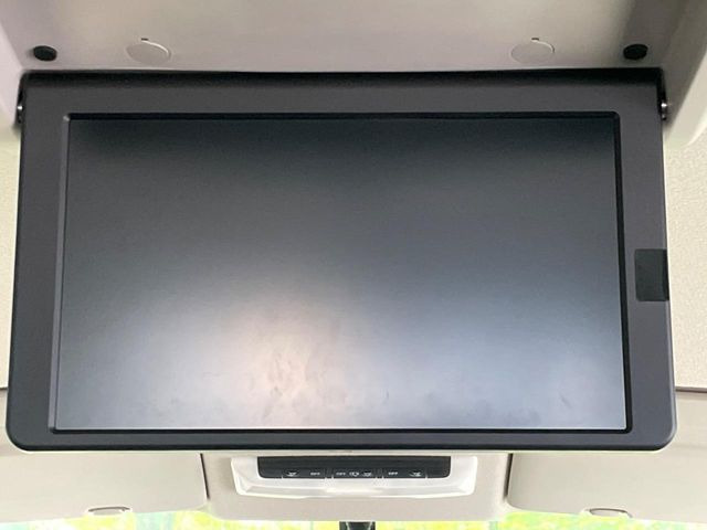 【フリップダウンモニター】大画面モニターで後席でもエンタメをお楽しみいただけます。小さなお子様にも大人気の装備です♪