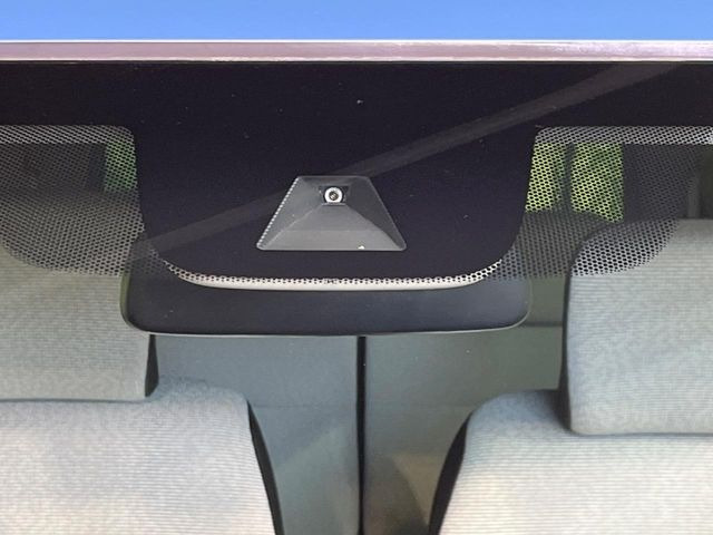 【ホンダセンシング】走行中に前方の車両等を認識し、衝突しそうな時は警報とブレーキで衝突回避と被害軽減をアシスト。より安全にドライブをお楽しみいただけます。