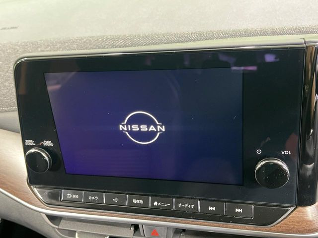 【純正9型ナビ】人気の純正ナビを装備しております。ナビの使いやすさはもちろん、オーディオ機能も充実!キャンプや旅行はもちろん、通勤や買い物など普段のドライブも楽しくなるはず♪
