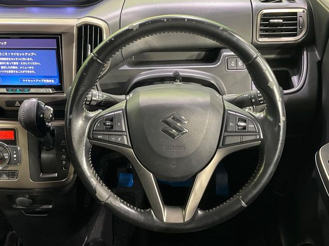 �C���e���A�ɍ��킹���f�U�C���̃X�e�A�����O�́A�^�]�������̂��Ƃ��l���A�^�]���₷���`��A�傫���ł��B�����x�A���ۂɐG���Ă��m���߂��������B