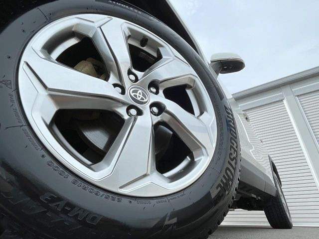 �y����18�C���`�A���~�z�C�[���z�O�ςɃ}�b�`���������A���~�z�C�[���𑕒����Ă���܂��B�e��ЊO�A���~�z�C�[����A�X�^�b�h���X�^�C�����戵�����Ă���܂��B���񂲑��k����������