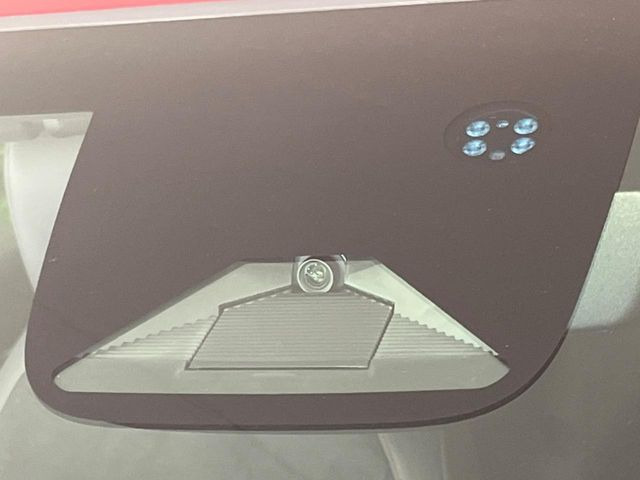 【ホンダセンシング】走行中に前方の車両等を認識し、衝突しそうな時は警報とブレーキで衝突回避と被害軽減をアシスト。より安全にドライブをお楽しみいただけます。