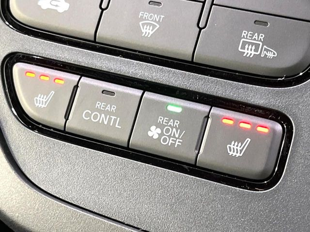 【シートヒーター】寒い日に重宝するシートヒーター!エアコンより早く温まってくれるので寒がりの人も安心ですね♪エアコンの温風は乾燥するから苦手、という方にもをおすすめです。