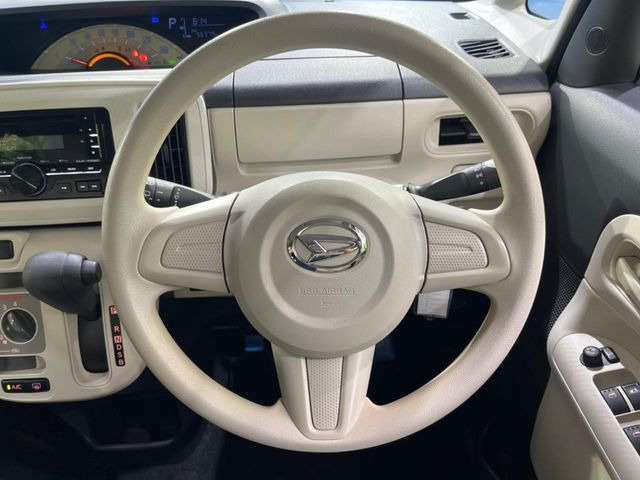 �C���e���A�ɍ��킹���f�U�C���̃X�e�A�����O�́A�^�]�������̂��Ƃ��l���A�^�]���₷���`��A�傫���ł��B�����x�A���ۂɐG���Ă��m���߂��������B