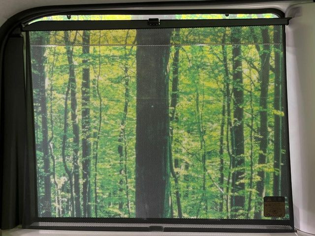 【ロールシェード】日差しや車外からの光が眩しいときにサッと引き出して使える、ロール格納タイプのサンシェードを装備。後席に乗ったお子様がウトウトしだした時など、ぜひご活用ください♪