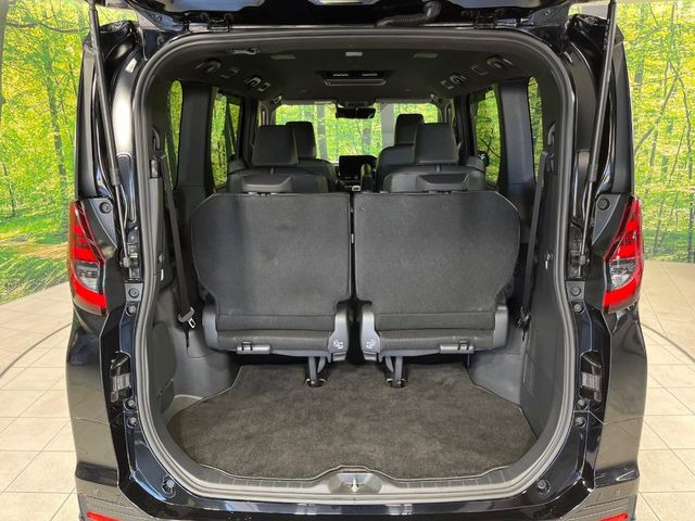 普段のお買い物や通勤、送迎等に十分な荷室スペースを確保しております。セカンドシートを倒すと、大きな荷物の積載も可能です♪
