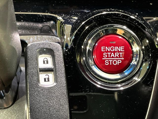 �yHonda�X�}�[�g�L�[�z�J�o����|�P�b�g�ɓ��ꂽ�܂܂ł��h�A�̎{���E�������\�ȃX�}�[�g�L�[�𑕔��B�G���W���̃I���E�I�t�����J�M�����o���K�v����������Ƃ��Ă��֗��ł���