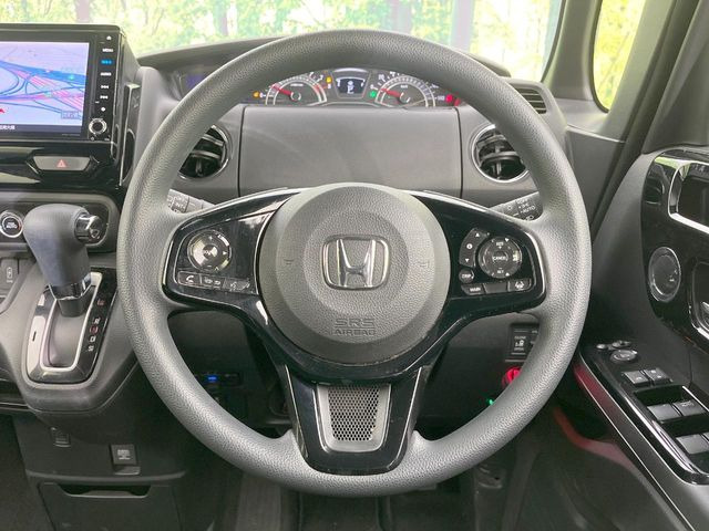 �C���e���A�ɍ��킹���f�U�C���̃X�e�A�����O�́A�^�]�������̂��Ƃ��l���A�^�]���₷���`��A�傫���ł��B�����x�A���ۂɐG���Ă��m���߂��������B