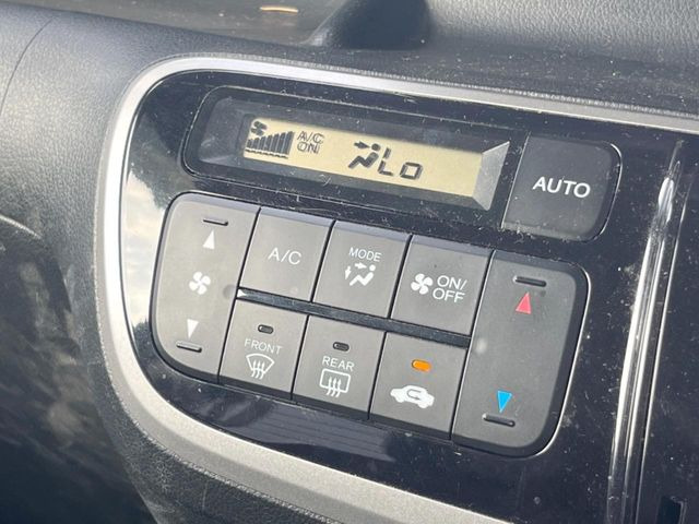【オートエアコン】一度お好みの温度に設定すれば、車内の温度を検知し風量や温度を自動で調整。暑い&hellip;寒い&hellip;と何度もスイッチ操作をする必要はありません。快適な車内空間には必須の機能ですね♪