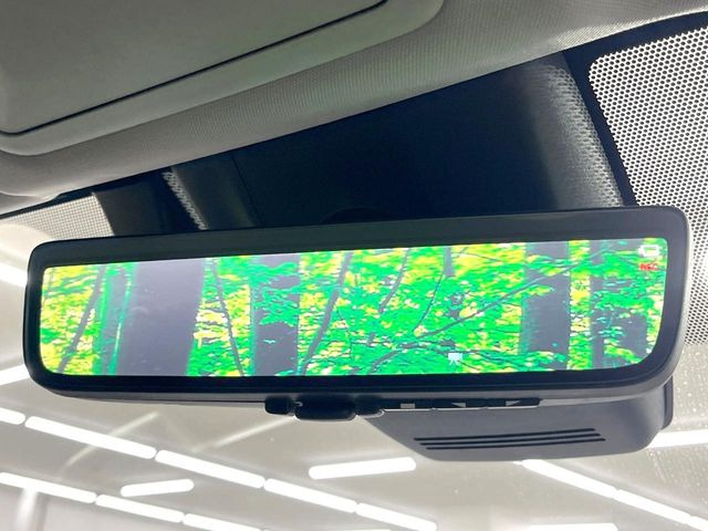 【デジタルインナーミラー】後席の大きな荷物や同乗者で後方が確認しづらい時でも安心!カメラが撮影した車両後方の映像をルームミラー内に表示。クリアな視界で状況の確認が可能です!