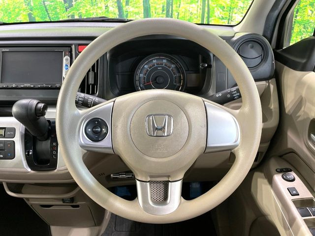 �C���e���A�ɍ��킹���f�U�C���̃X�e�A�����O�́A�^�]�������̂��Ƃ��l���A�^�]���₷���`��A�傫���ł��B�����x�A���ۂɐG���Ă��m���߂��������B