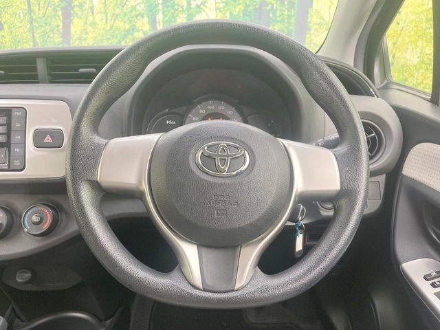 �C���e���A�ɍ��킹���f�U�C���̃X�e�A�����O�́A�^�]�������̂��Ƃ��l���A�^�]���₷���`��A�傫���ł��B�����x�A���ۂɐG���Ă��m���߂��������B