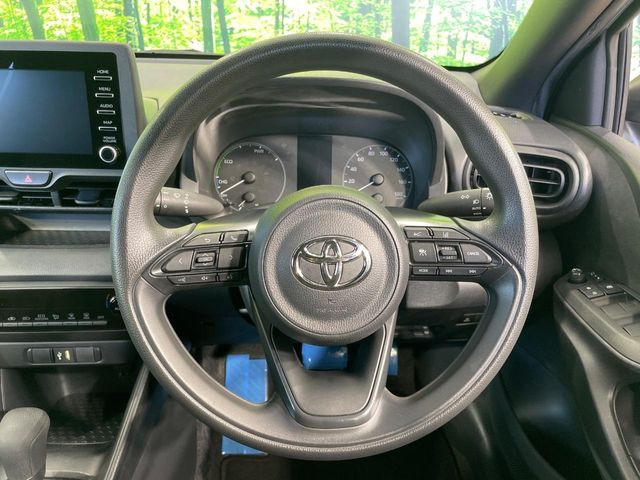 �C���e���A�ɍ��킹���f�U�C���̃X�e�A�����O�́A�^�]�������̂��Ƃ��l���A�^�]���₷���`��A�傫���ł��B�����x�A���ۂɐG���Ă��m���߂��������B