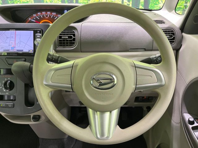 インテリアに合わせたデザインのステアリングは、運転される方のことも考え、運転しやすい形状、大きさです。是非一度、実際に触ってお確かめください。