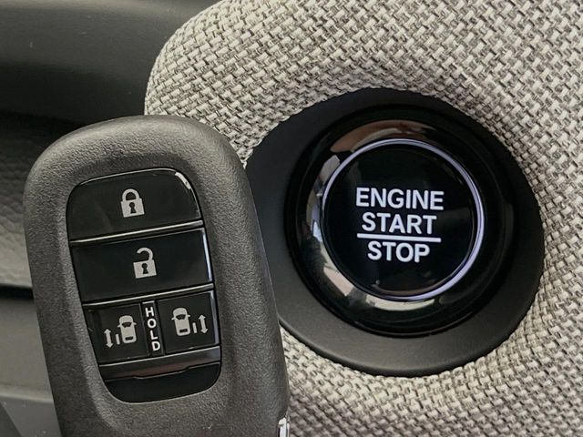�yHonda�X�}�[�g�L�[�z�J�o����|�P�b�g�ɓ��ꂽ�܂܂ł��h�A�̎{���E�������\�ȃX�}�[�g�L�[�𑕔��B�G���W���̃I���E�I�t�����J�M�����o���K�v����������Ƃ��Ă��֗��ł���