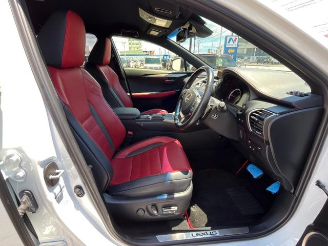 【専用スポーツシート】ホールド性に優れ、カーブ時の体が流れを抑制してくれます。また、体にフィットするから腰や背中が疲れにくく、ロングドライブや高速走行でも快適にお過ごしいただけます♪