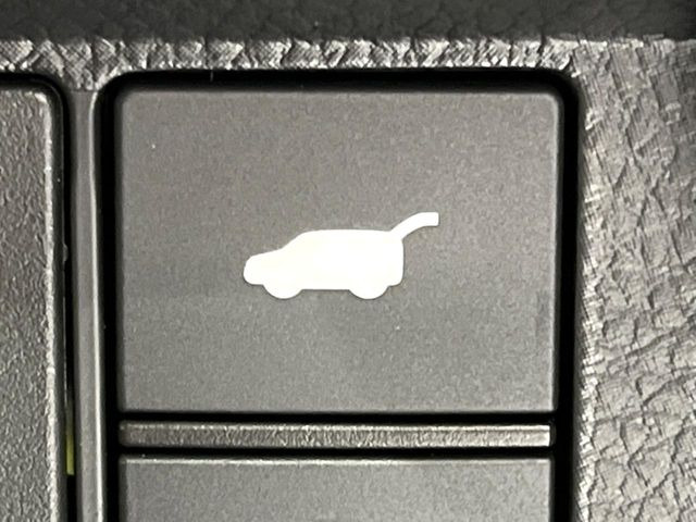 【パワーバックドア】スマートキーや運転席のボタンを押すだけでリアゲートが自動で開閉します!荷物を持っている時や、高い位置にあるバックドアを閉める際に便利な機能です♪