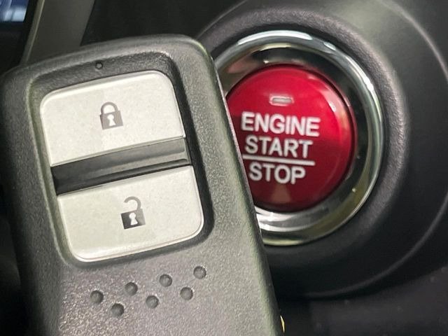 �yHonda�X�}�[�g�L�[�z�J�o����|�P�b�g�ɓ��ꂽ�܂܂ł��h�A�̎{���E�������\�ȃX�}�[�g�L�[�𑕔��B�G���W���̃I���E�I�t�����J�M�����o���K�v����������Ƃ��Ă��֗��ł���