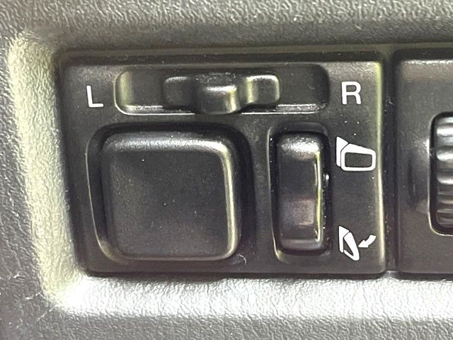 �y�d���i�[�~���[�z�T�C�h�~���[�͓d���i�[���ƂȂ��Ă���A�������ԏ�ł��L�Y�������X�N��}�����܂��B