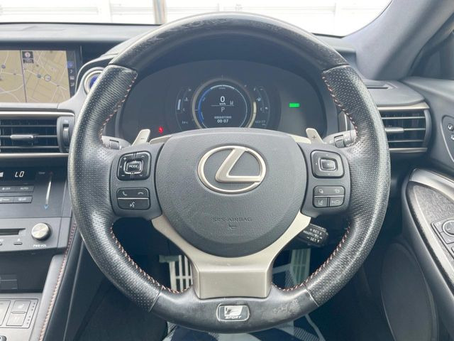 �C���e���A�ɍ��킹���f�U�C���̃X�e�A�����O�́A�^�]�������̂��Ƃ��l���A�^�]���₷���`��A�傫���ł��B�����x�A���ۂɐG���Ă��m���߂��������B