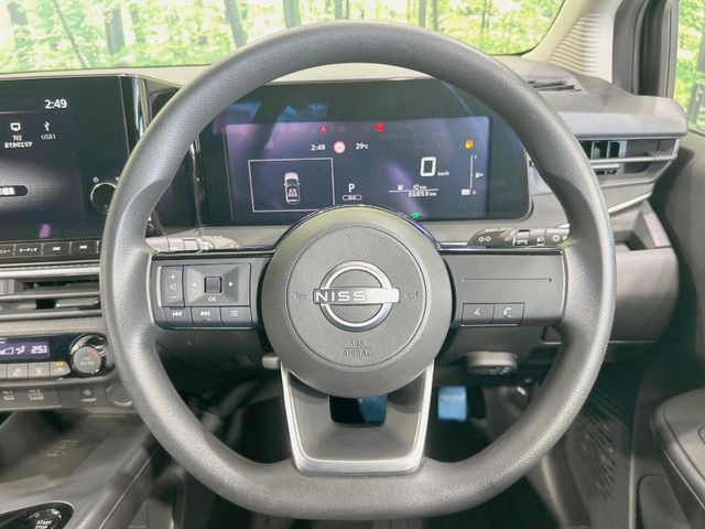 �C���e���A�ɍ��킹���f�U�C���̃X�e�A�����O�́A�^�]�������̂��Ƃ��l���A�^�]���₷���`��A�傫���ł��B�����x�A���ۂɐG���Ă��m���߂��������B