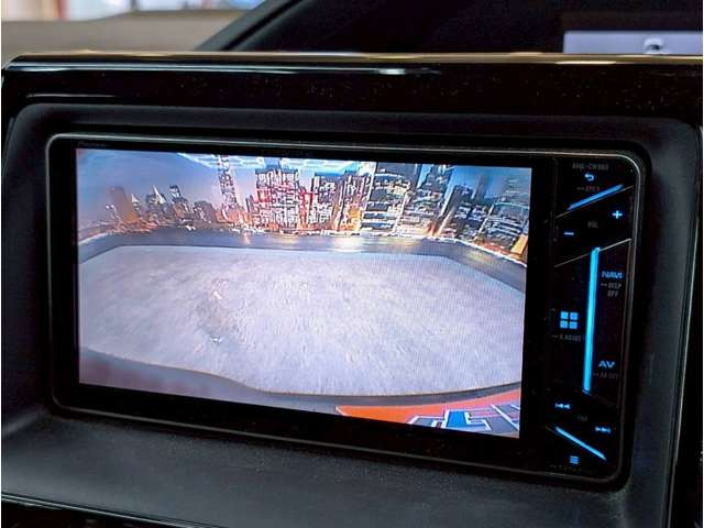 【バックカメラ】運転席から画面上で安全確認ができます。駐車が苦手な方にもオススメな便利機能です。
