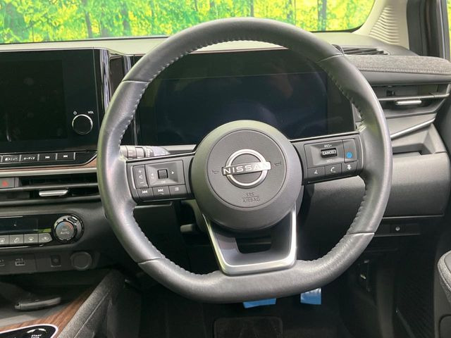 �C���e���A�ɍ��킹���f�U�C���̃X�e�A�����O�́A�^�]�������̂��Ƃ��l���A�^�]���₷���`��A�傫���ł��B�����x�A���ۂɐG���Ă��m���߂��������B