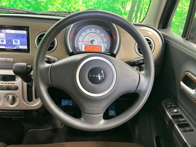 �C���e���A�ɍ��킹���f�U�C���̃X�e�A�����O�́A�^�]�������̂��Ƃ��l���A�^�]���₷���`��A�傫���ł��B�����x�A���ۂɐG���Ă��m���߂��������B