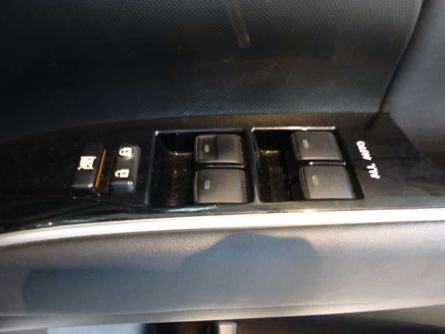電動格納ドアミラーも付いてます。