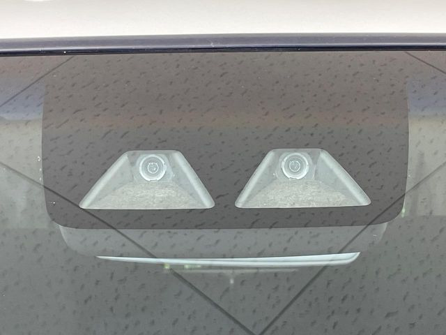 【スマートアシスト】走行中に前方の車両等を認識し、衝突しそうな時は警報とブレーキで衝突回避と被害軽減をアシスト。より安全にドライブをお楽しみいただけます。