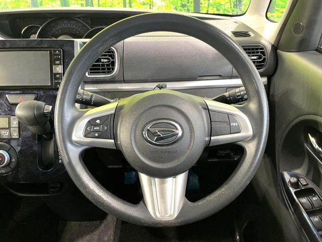 �C���e���A�ɍ��킹���f�U�C���̃X�e�A�����O�́A�^�]�������̂��Ƃ��l���A�^�]���₷���`��A�傫���ł��B�����x�A���ۂɐG���Ă��m���߂��������B