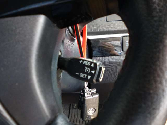 クルーズコントロール!高速道路などで設定しておけば、アクセルを踏まなくても一定速度で巡行してくれます!長距離運転時にはとっても楽ですね♪