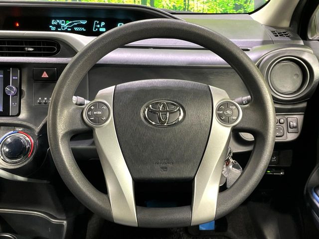�C���e���A�ɍ��킹���f�U�C���̃X�e�A�����O�́A�^�]�������̂��Ƃ��l���A�^�]���₷���`��A�傫���ł��B�����x�A���ۂɐG���Ă��m���߂��������B