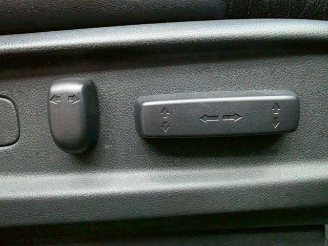 【パワーシート】電動でシートポジションの変更が可能です。手動式より細かくシート設定が可能ですのでより快適な姿勢でドライブを楽しんで頂けるでしょう。
