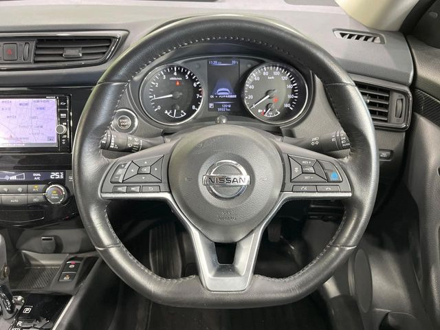 インテリアに合わせたデザインのステアリングは、運転される方のことも考え、運転しやすい形状、大きさです。是非一度、実際に触ってお確かめください。