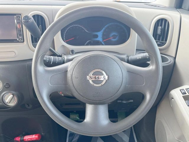 �C���e���A�ɍ��킹���f�U�C���̃X�e�A�����O�́A�^�]�������̂��Ƃ��l���A�^�]���₷���`��A�傫���ł��B�����x�A���ۂɐG���Ă��m���߂��������B