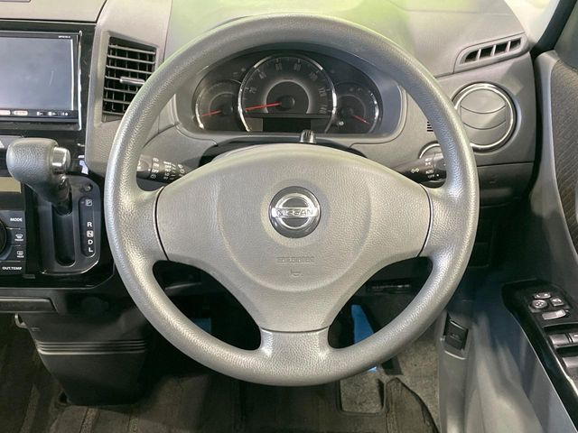 �C���e���A�ɍ��킹���f�U�C���̃X�e�A�����O�́A�^�]�������̂��Ƃ��l���A�^�]���₷���`��A�傫���ł��B�����x�A���ۂɐG���Ă��m���߂��������B