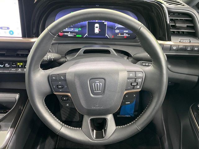 �C���e���A�ɍ��킹���f�U�C���̃X�e�A�����O�́A�^�]�������̂��Ƃ��l���A�^�]���₷���`��A�傫���ł��B�����x�A���ۂɐG���Ă��m���߂��������B