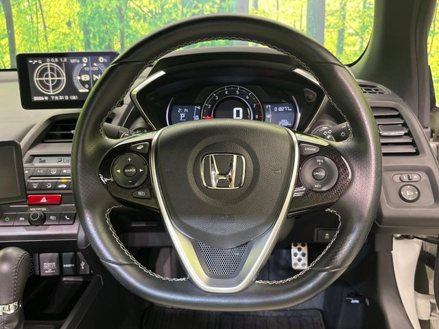 �C���e���A�ɍ��킹���f�U�C���̃X�e�A�����O�́A�^�]�������̂��Ƃ��l���A�^�]���₷���`��A�傫���ł��B�����x�A���ۂɐG���Ă��m���߂��������B