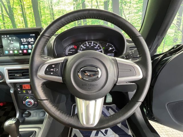 �C���e���A�ɍ��킹���f�U�C���̃X�e�A�����O�́A�^�]�������̂��Ƃ��l���A�^�]���₷���`��A�傫���ł��B�����x�A���ۂɐG���Ă��m���߂��������B