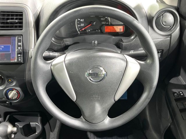�C���e���A�ɍ��킹���f�U�C���̃X�e�A�����O�́A�^�]�������̂��Ƃ��l���A�^�]���₷���`��A�傫���ł��B�����x�A���ۂɐG���Ă��m���߂��������B