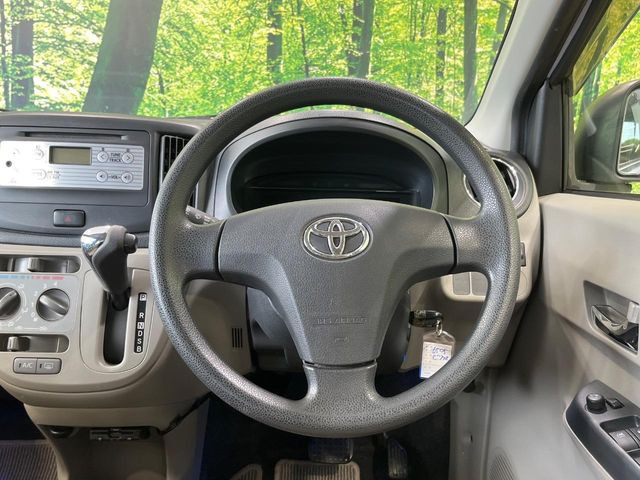 �C���e���A�ɍ��킹���f�U�C���̃X�e�A�����O�́A�^�]�������̂��Ƃ��l���A�^�]���₷���`��A�傫���ł��B�����x�A���ۂɐG���Ă��m���߂��������B